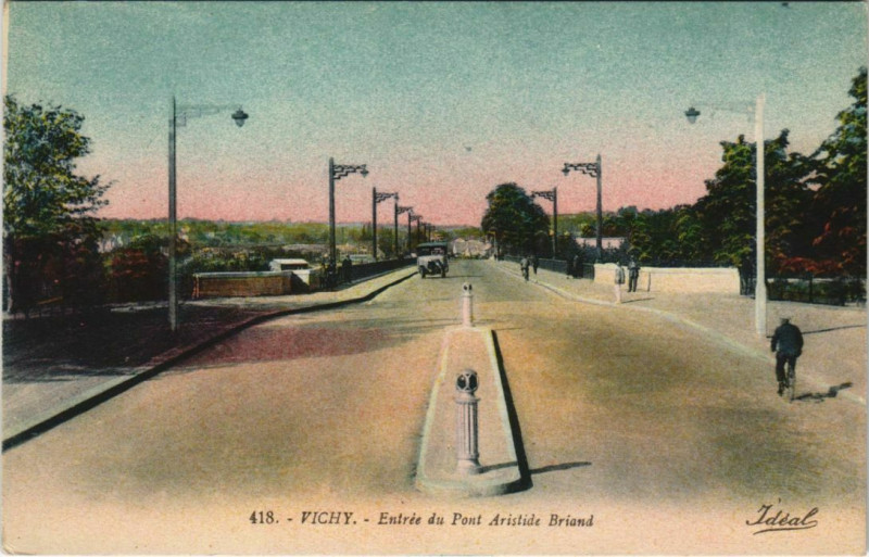 Carte postale ancienne Vichy Entree du Pont Artistide Briand à Vichy