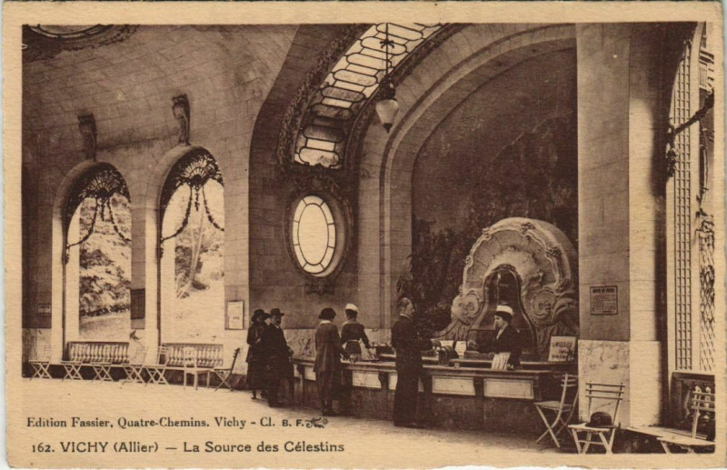 Carte postale ancienne Vichy Source des Celestins à Vichy