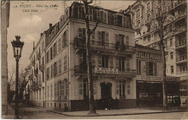 Carte postale ancienne Vichy Hotel du Chalet , Cecil Hotel à Vichy
