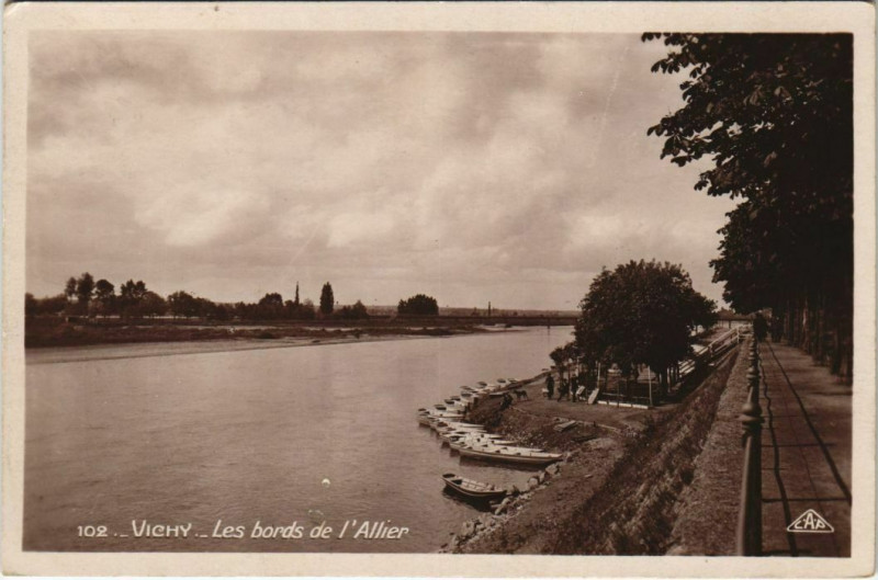 Carte postale ancienne Vichy Les Bords de l'Allier à Vichy