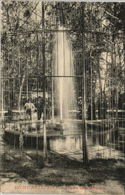Carte postale ancienne Vichy Source intermittente à Vichy