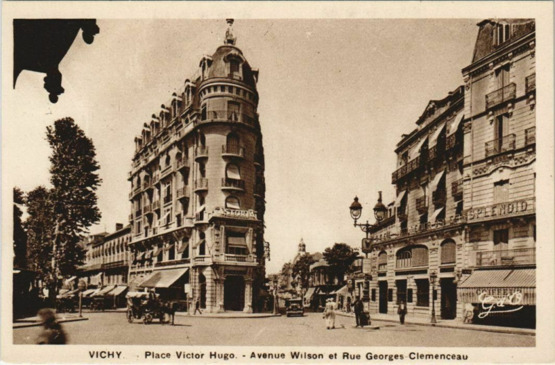 Carte postale ancienne Vichy Place Victor Hugo à Vichy