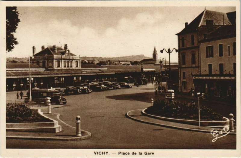 Carte postale ancienne Vichy Place de la Gare à Vichy