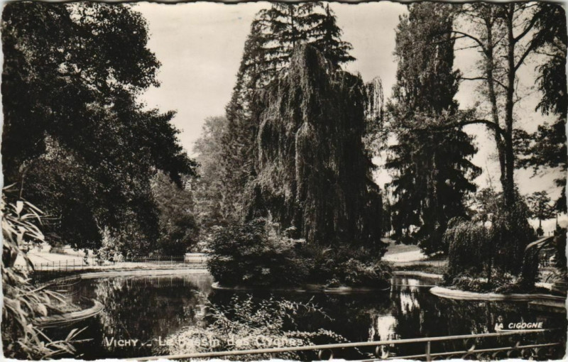 Carte postale ancienne Vichy Le Bassin des Cygnes à Vichy