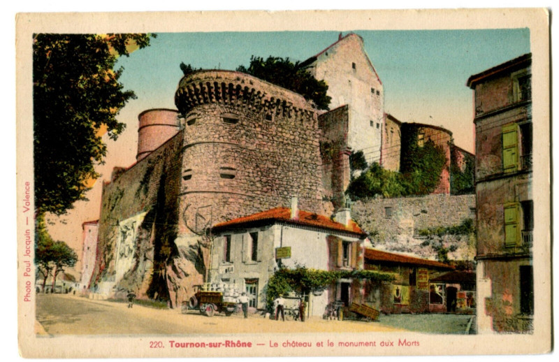 Carte postale ancienne Ardèche Tournon-sur-Rhône Le Château et le Monument aux Morts animé à Tournon-sur-Rhône