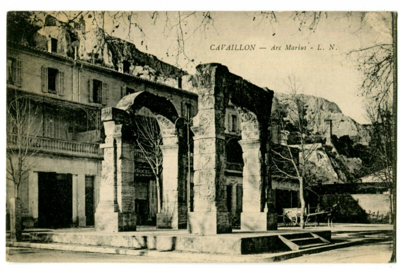 Carte postale ancienne Vaucluse Cavaillon Arc Marius animé charette à Cavaillon