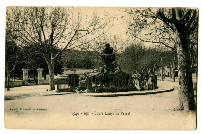 Carte postale ancienne Vaucluse Apt Cours Lauze de Perret animé à Apt