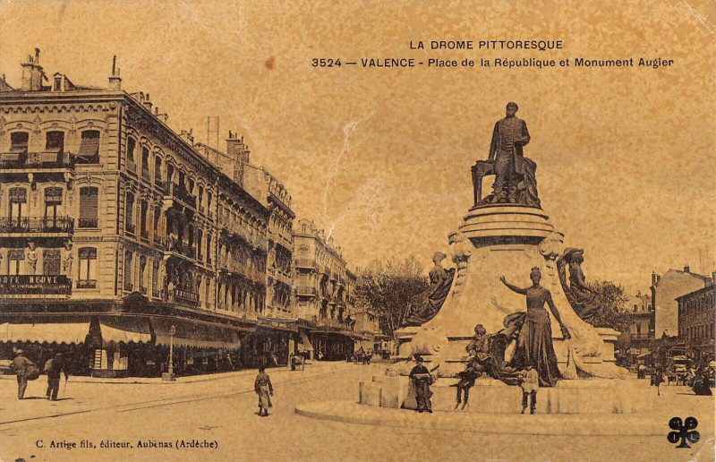 Carte postale ancienne Valence Place De La Republique à Valence