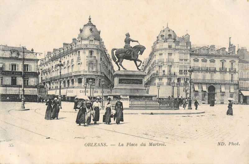 Carte postale ancienne Orleans Place Du Martroi