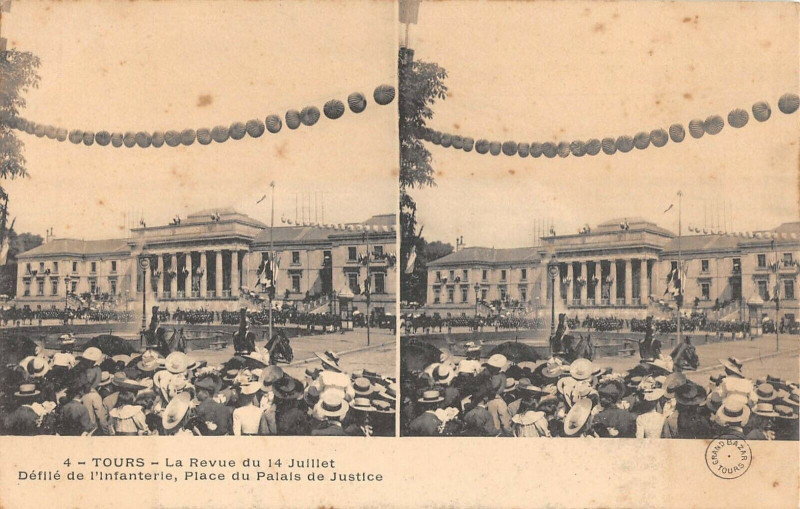 Carte postale ancienne Tours La Revue Du 14 Juillet Defile De L'Infanterie Place Du Palais à Tours