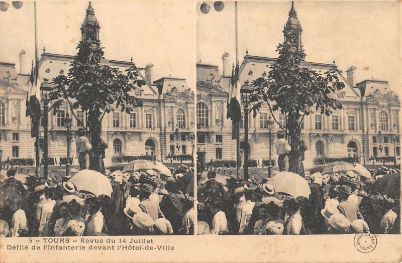 Carte postale ancienne Tours Revue Du 14 Juillet Defile De L'Infanterie Devant Hotel De Ville à Tours