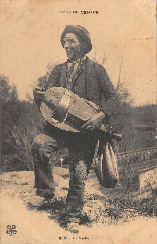Carte postale ancienne Type Du Centre Un Vielleur