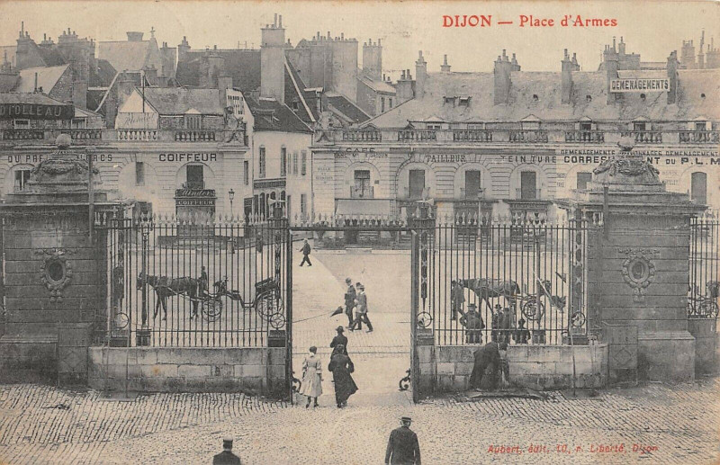Carte postale ancienne Dijon Place D'Armes à Dijon