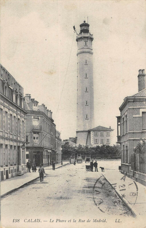 Carte postale ancienne Calais Le Phare Et La Rue De Madrid à Calais