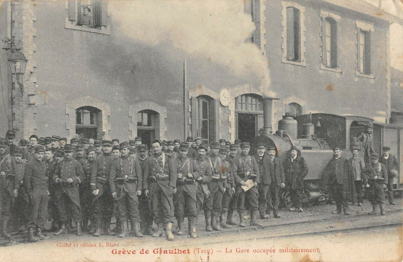 Carte postale ancienne La Gare De Graulhet La Gare Occupee Militairement (Train à Graulhet