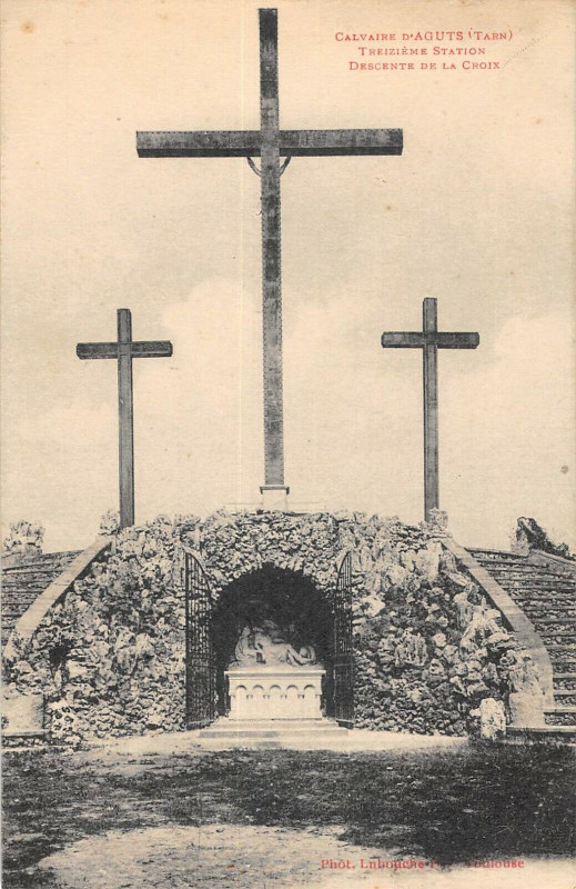 Carte postale ancienne Calvaire D'Aguts 13e Station Descente De La Croix à Aguts