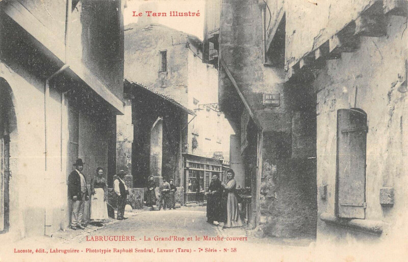 Carte postale ancienne Labruguiere La Grand Rue Et Marche Couvert