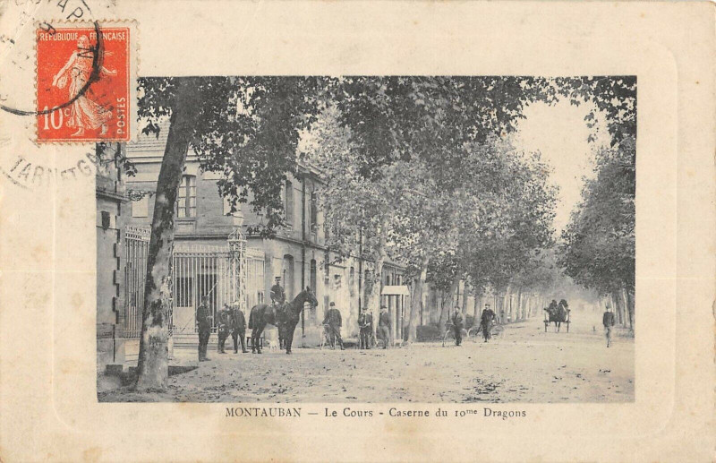 Carte postale ancienne Montauban Le Cours Caserne Du 10e Dragons à Montauban