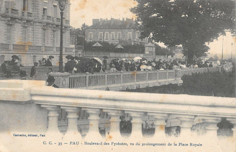 Carte postale ancienne Pau Boulevard Des Pyrenees Vu Prolongement Place Royale à Pau