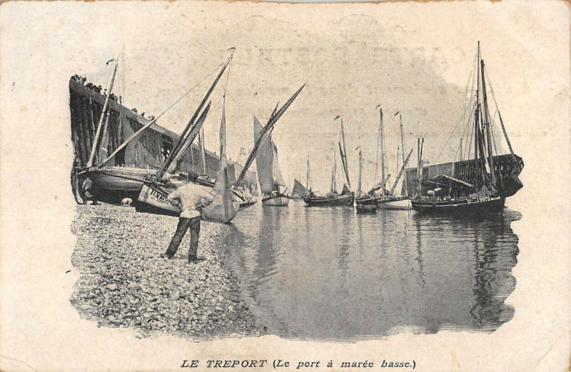 Carte postale ancienne Le Treport Le Port A Maree Basse