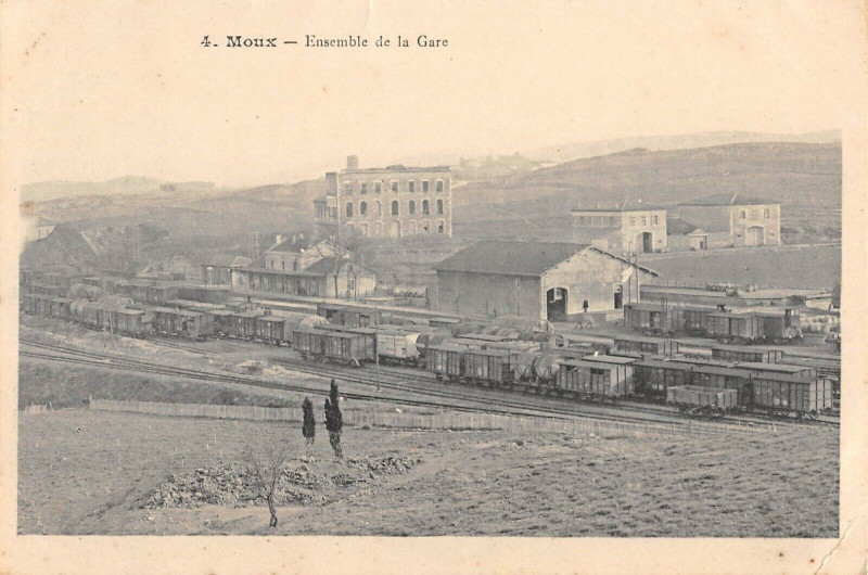 Carte postale ancienne Moux Ensemble De La Gare à Moux
