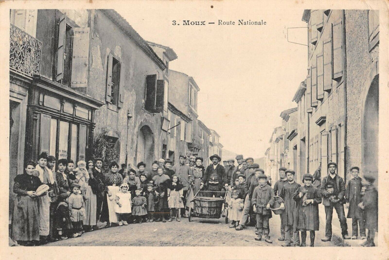 Carte postale ancienne Moux Route Nationale à Moux