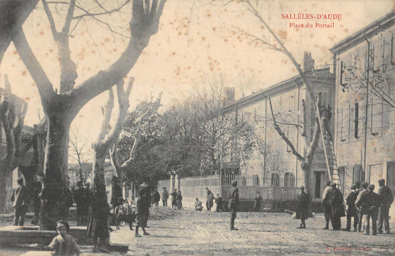 Carte postale ancienne Salleles D'Aude Place Du Portail