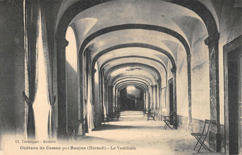 Carte postale ancienne Chateau De Cassan Par Roujan Le Vestibule à Roujan