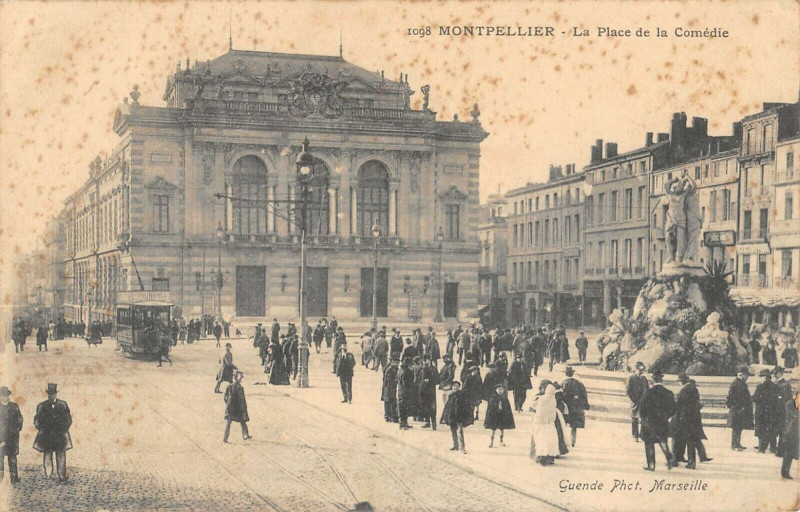 Carte postale ancienne Montpellier La Place De La Comedie à Montpellier