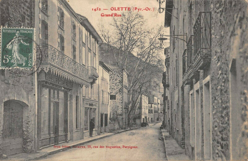 Carte postale ancienne Olette Grand Rue à Olette