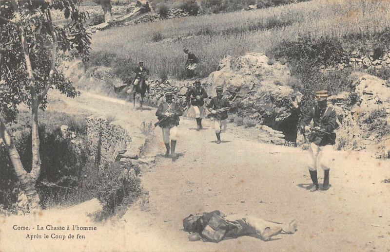 Carte postale ancienne 20 Corse La Chasse A L'Homme Apres Le Coup De Feu