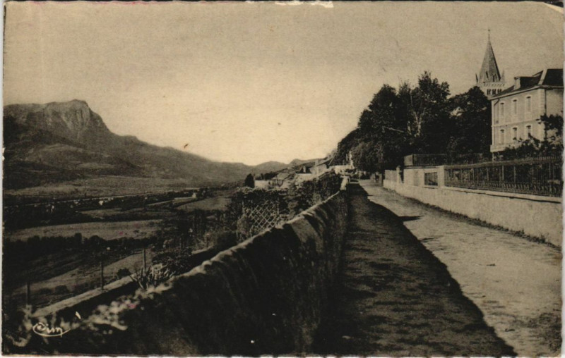 Carte postale ancienne Embrun Jardin de l'Archeveche - Vallee de la Durance