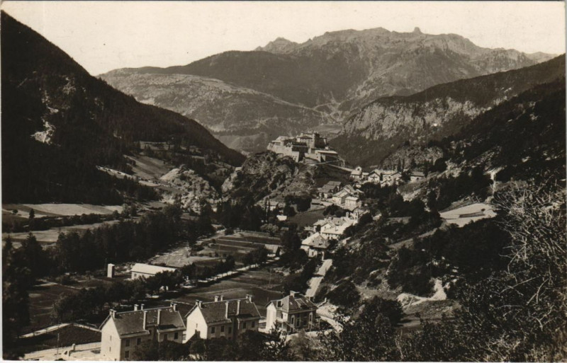 Carte postale ancienne Chateau-Queyras - Vue Generale et le Fort