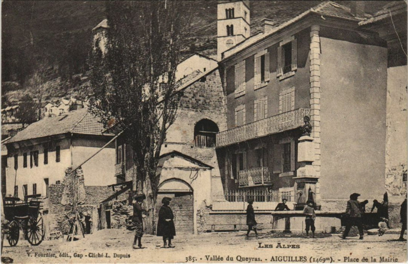 Carte postale ancienne Aiguilles Place de la Mairie