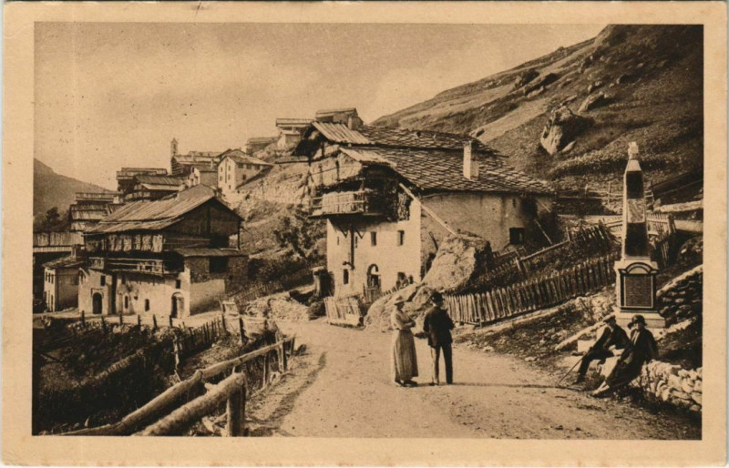Carte postale ancienne Saint-Veran Le Monument aux Morts