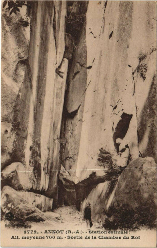 Carte postale ancienne Annot Sortie de la Chambre du Roi à Annot