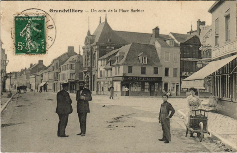 Carte postale ancienne Grandvilliers Un Coin de la Place Barbier à Grandvilliers