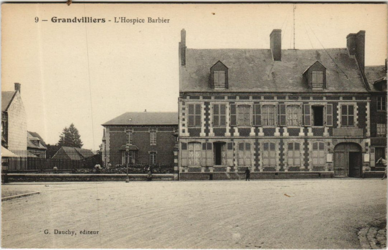 Carte postale ancienne Grandvilliers L'Hospice Barbier à Grandvilliers