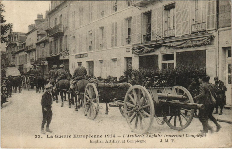 Carte postale ancienne Compiegne L'Artillerie Anglaise Traversant Compiegne