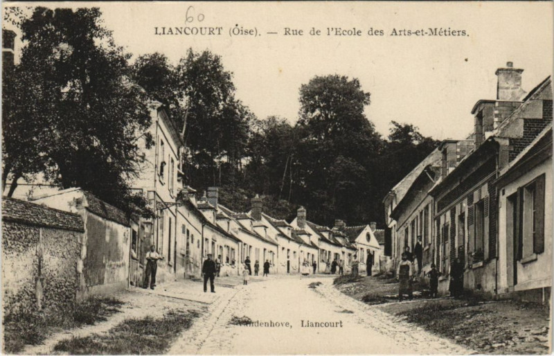 Carte postale ancienne Liancourt Rue de l'Ecole des Arts-et-Metiers à Liancourt