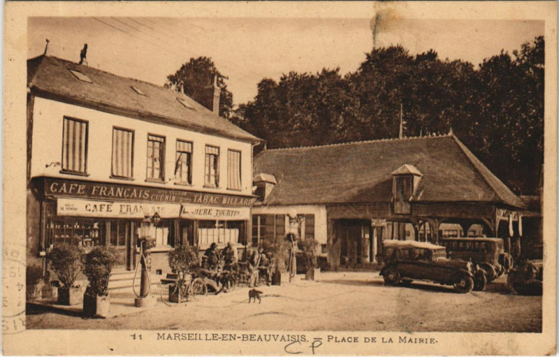 Carte postale ancienne Marseiile-en-Beauvaisis Place de la Mairie à Beauvais