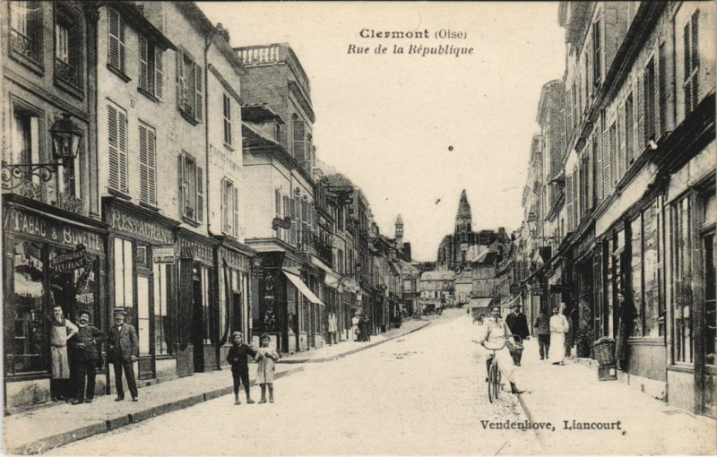 Carte postale ancienne Clermont Rue de la Republique à Clermont