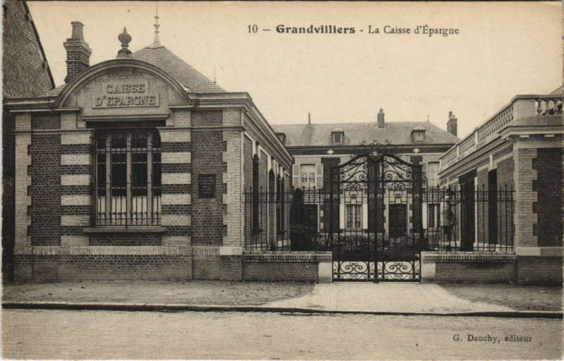 Carte postale ancienne Grandvilliers La Caisse d'Epargne à Grandvilliers