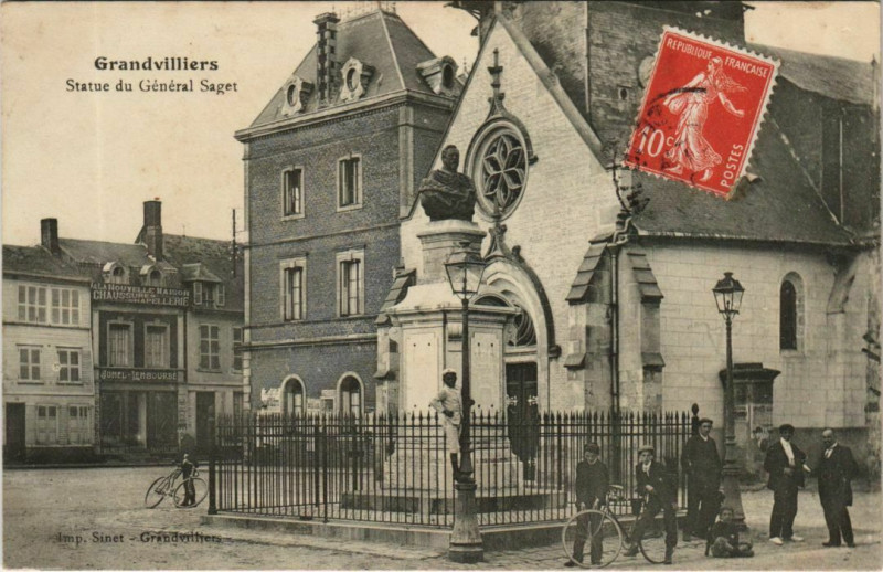 Carte postale ancienne Grandvilliers Statue du General Saget à Grandvilliers