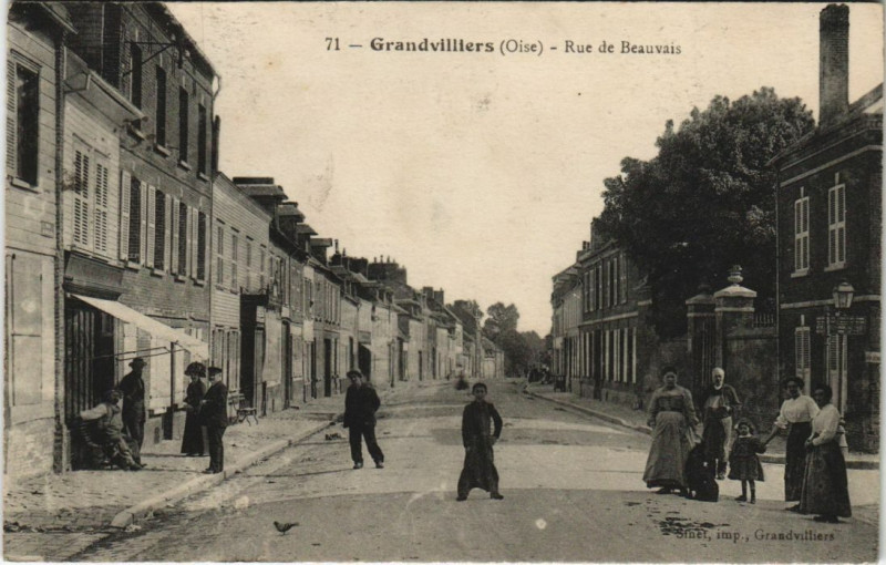 Carte postale ancienne Grandvilliers Rue de Beauvais à Beauvais