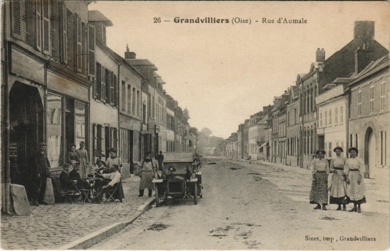 Carte postale ancienne Grandvilliers Rue d'Aumale à Grandvilliers