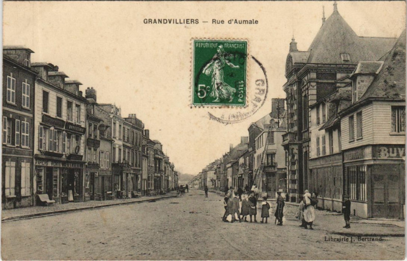 Carte postale ancienne Grandvilliers Rue d'Aumale à Grandvilliers