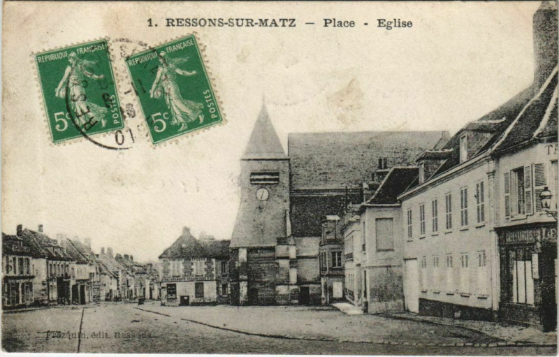 Carte postale ancienne Ressons-sur-Matz Place - Eglise à Ressons-sur-Matz