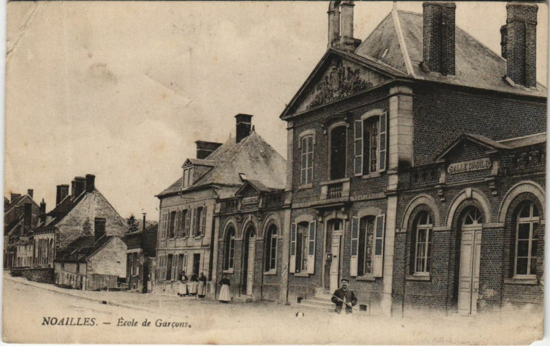 Carte postale ancienne Noailles Ecole de Garcons à Noailles