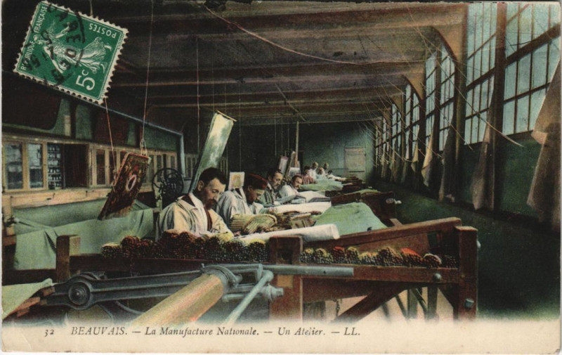 Carte postale ancienne Beauvais La Manufacture Nationale - Un Atelier à Beauvais